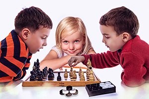 С какого возраста начинать заниматься  шахматами или шашками?